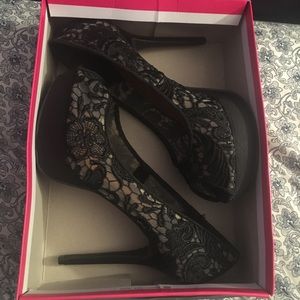 Mix No. 6 M-Allure - Lace platform peep toe pump